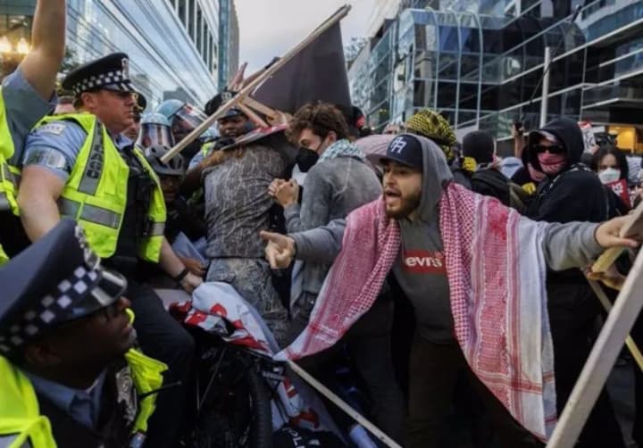 In Chicago, pro-Palestinian protesters clash with police near Israeli consulate