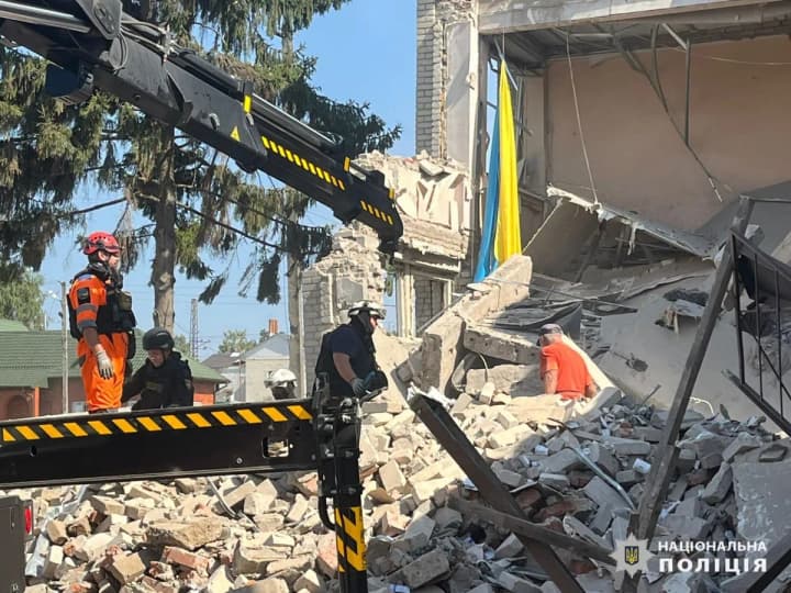 У Козачій Лопані, яку вдень атакувала рф, рятувальники деблокували жінку з-під завалів - Синєгубов