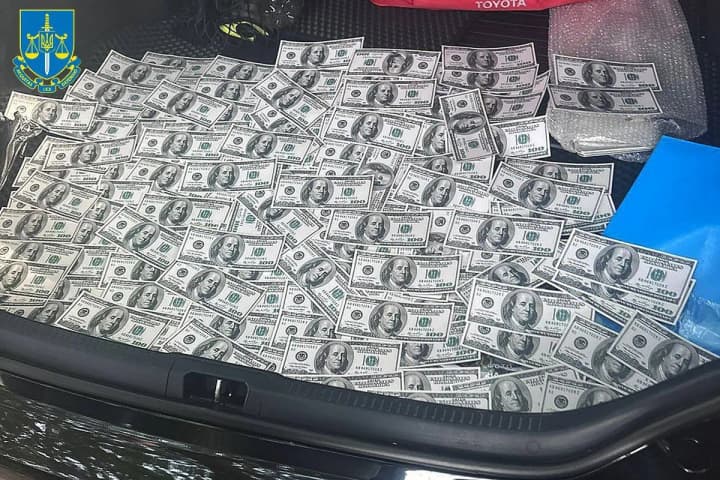 У Дніпрі викрито адвоката та його спільницю, які торгували "білими" військовими квитками