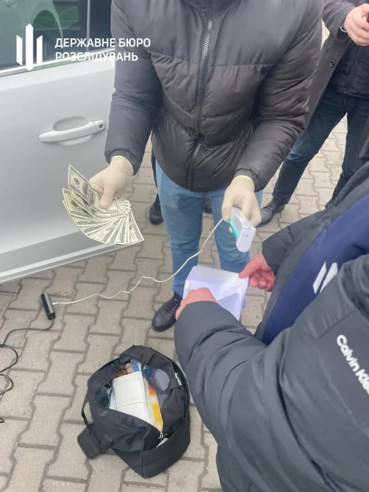 Перед судом постануть двоє посадовців Держпродспоживслужби, які вимагали хабарі з лабораторій ринків Волині