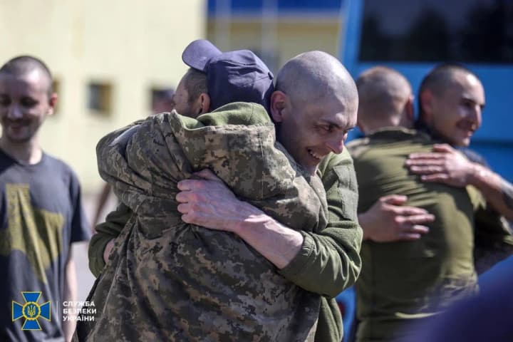 “Mom, I'm home. In Ukraine!": the first calls to relatives and exclusive footage of the defenders released from captivity were shown