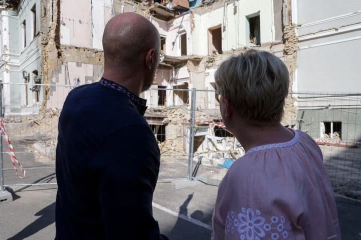 Шмыгаль и премьер Литвы посетили "Охматдет" после ракетного удара