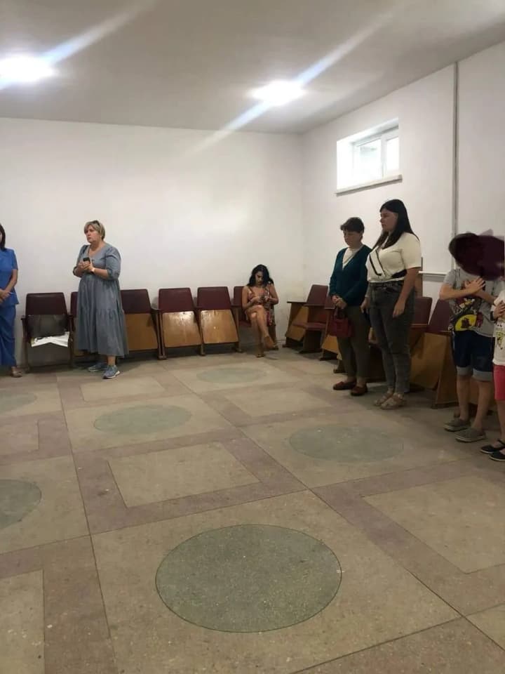 In Lviv, a woman did not stand up during the anthem in the shelter of the district administration: the city council reacted