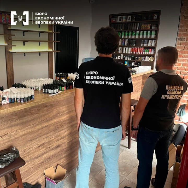 Електронних сигарет на п’ять мільйонів гривень продати не встигли - у Львові знешкодили злочинну групу