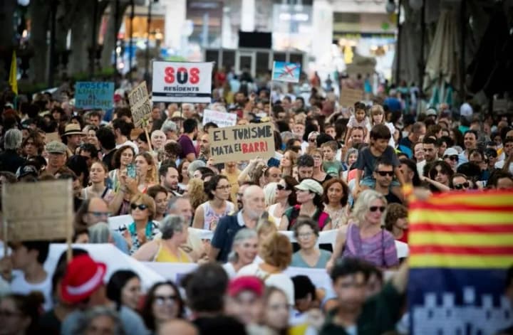 Из-за недостатка воды, переполненных улиц и роста цен на жилье жители южной Европы протестуют против туристов