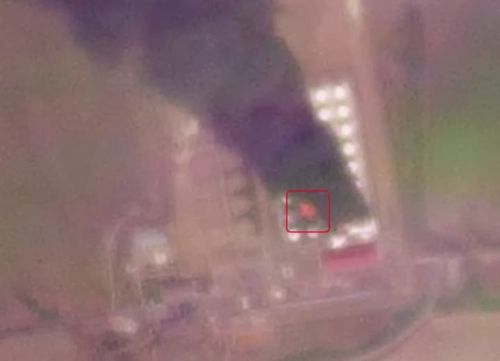 Супутникові знімки зафіксували поширення пожежі на нафтобазі в ростовській області