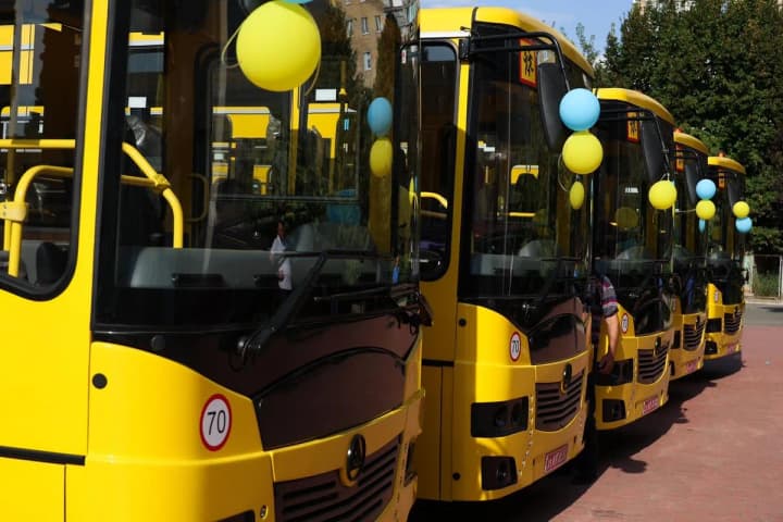 This is only the first batch: 10 communities in Kyiv Oblast receive new school buses