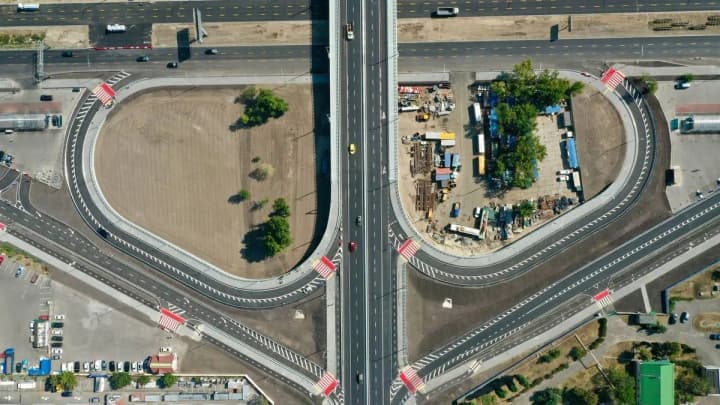 Traffic on the new overpass at the intersection of Poliarna and Bohatyrska streets in Obolon, Kyiv, is opened