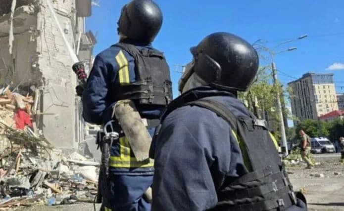 Російський удар по Харкову: двоє постраждалих, пошкоджено будинки