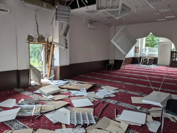 "росія не поважає жодну релігію чи віру": Зеленський показав наслідки ракетної атаки рф у мечеті в Києві