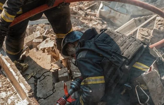 До ліквідації наслідків ворожого удару у Полтаві залучено понад 220 рятувальників - ДСНС