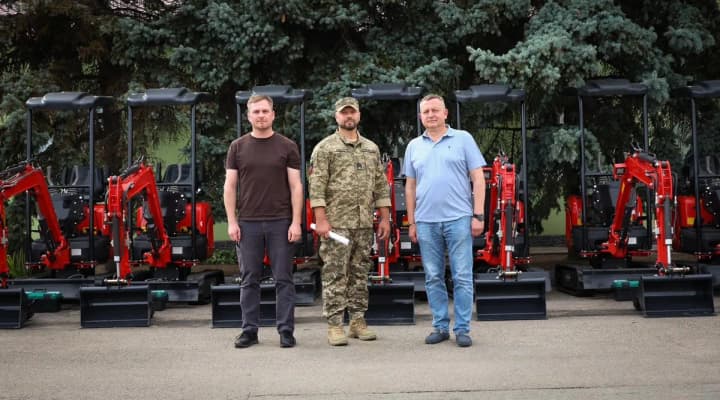 "Гризти" землю з такою технікою набагато легше і швидше: Київщина передала захисникам партію міні-екскаваторів