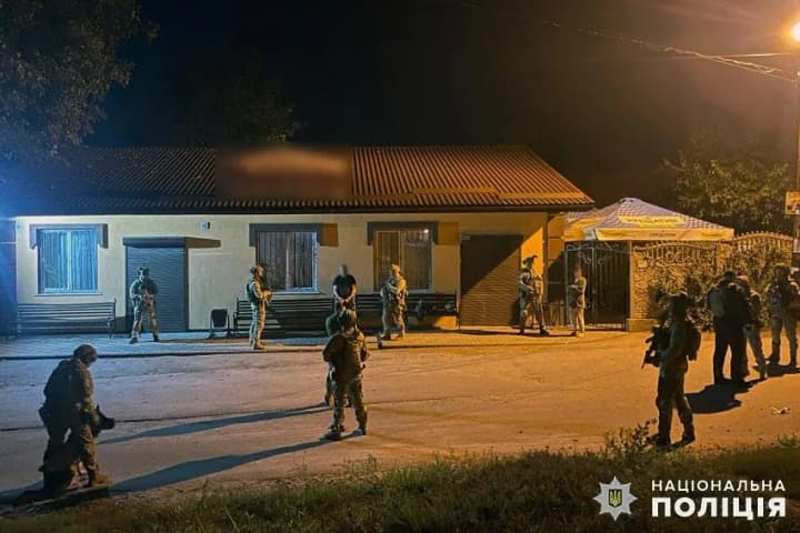 Man shoots at police with Kalashnikov in Khmelnytsky region: police officer and civilian wounded