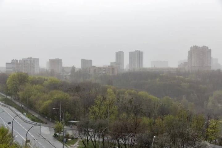 Air quality deteriorates in Kyiv due to fires and weather conditions