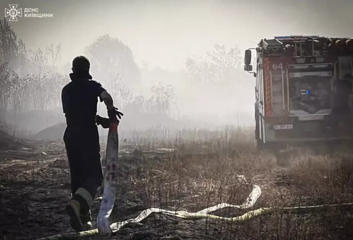 На Київщині масштабна пожежа: горить понад 20 га трав'яного настилу 