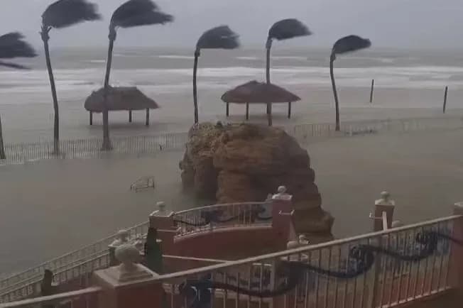 Ураган "Милтон" в США ослаб до первой категории