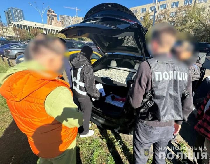 За 10 тыс. долларов обещал устроить на работу ради бронирования: в Киеве задержали преподавателя университета