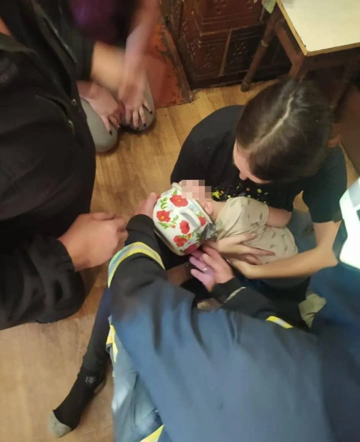 Одежду во время игры и не смог снять: на Волыни спасатели сняли кастрюлю с головы 2-летнего мальчика