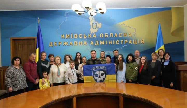 "Привиди Києва": Кравченко зустрівся із родинами 12 Героїв і вручив нагороди