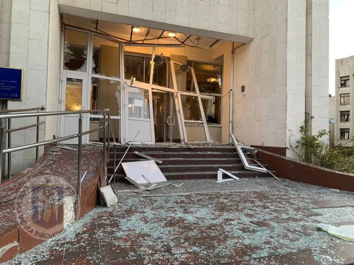 Уламки збитих об'єктів пошкодили інфраструктуру в центрі Києва: без пожежі та жертв