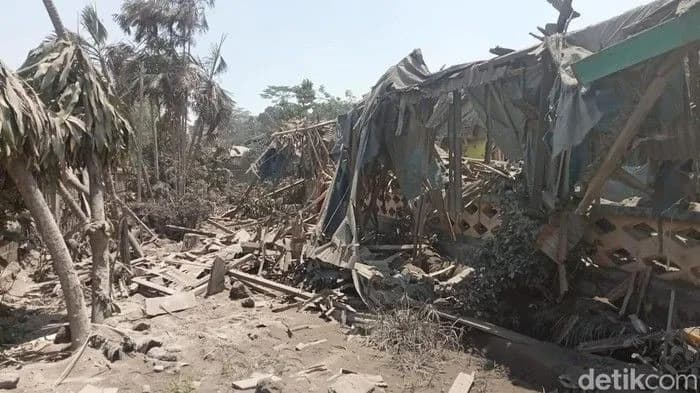 Извержение вулкана в Индонезии унесло жизни 6 человек и задело монастырь