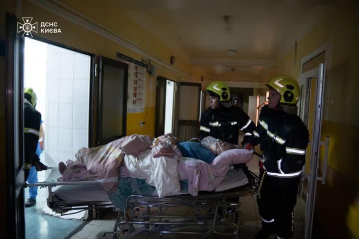 В столичной больнице ночью произошел пожар: десятки людей эвакуированы