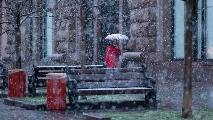 В Киеве выпал первый снег, ему предшествовал штормовой ветер и пылевая буря