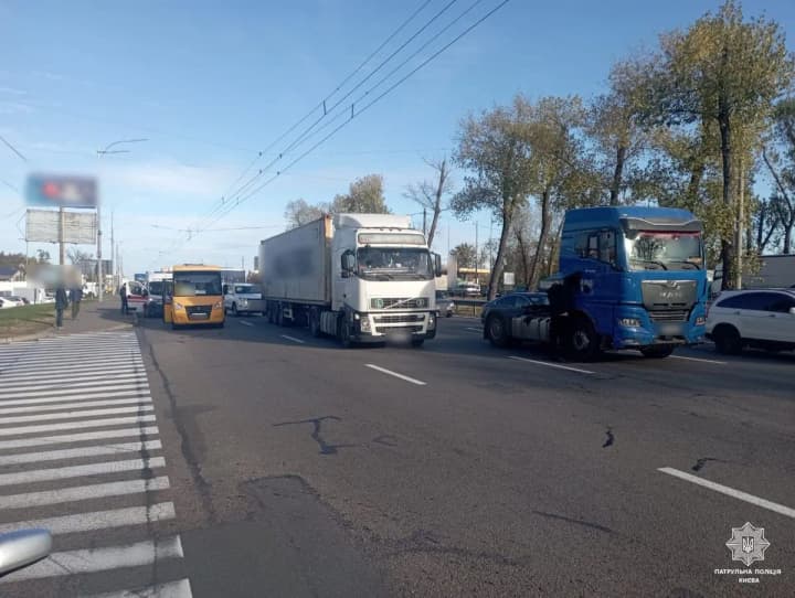In Kyiv an accident on the Ring Road has hampered traffic: where traffic jams are possible