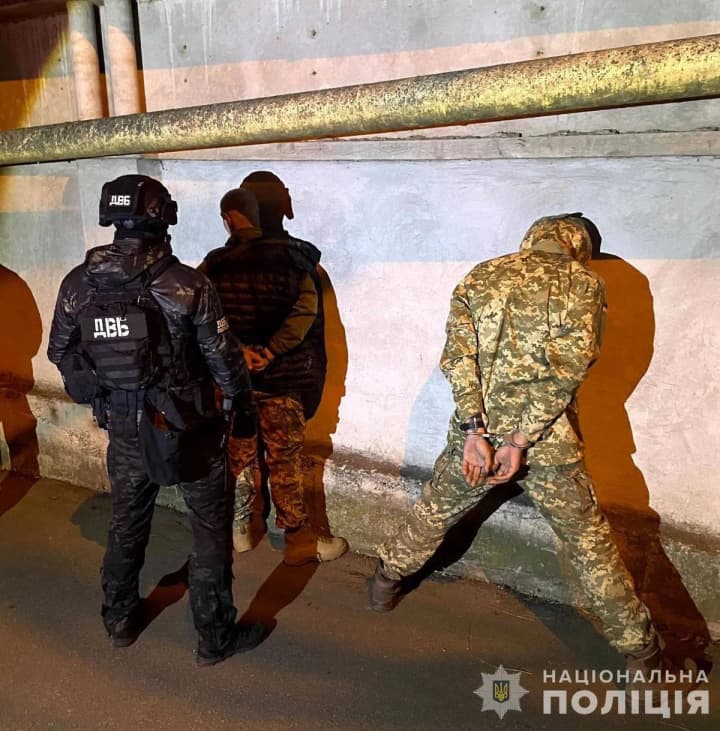 Extorting money from conscripts under the guise of police and TCR: gang detained