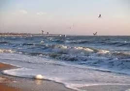 Носителей крылатых ракет в Черном и Азовском морях не наблюдается