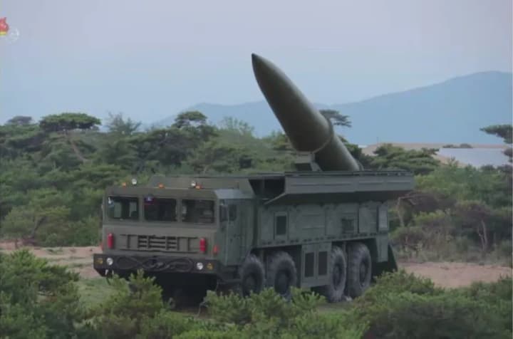 Глава МИД Украины показал на заседании Совбеза ООН обломок северокорейской ракеты, которой россия ударила по Киевской области