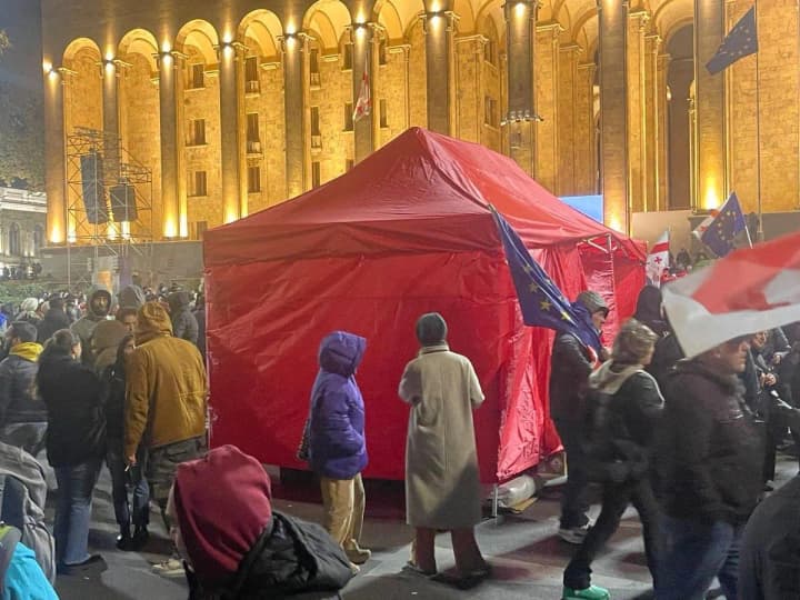 Протестующие установили палатки возле парламента Грузии перед первым заседанием