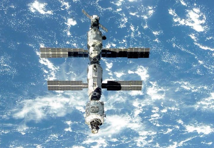 “Roscosmos faces problems on the ISS again: astronauts detect toxic odor