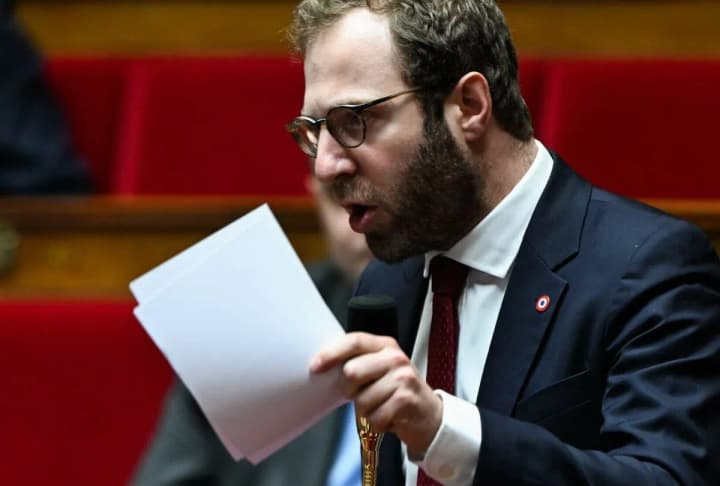 The French government is preparing for a compromise due to the threat of a financial crisis