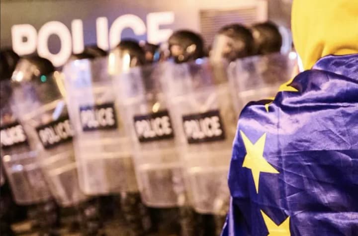 In Tbilisi a protest against the refusal to negotiate with the EU was dispersed with water cannons and 43 people were detained: the president is waiting for Europe's reaction
