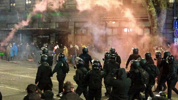 У Грузії загострюються протести: поліція продовжує застосовує водомети