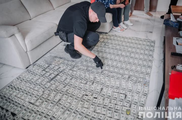 У Києві викрито схему підробки документів для ухилення від мобілізації: вилучили  5 млн гривень