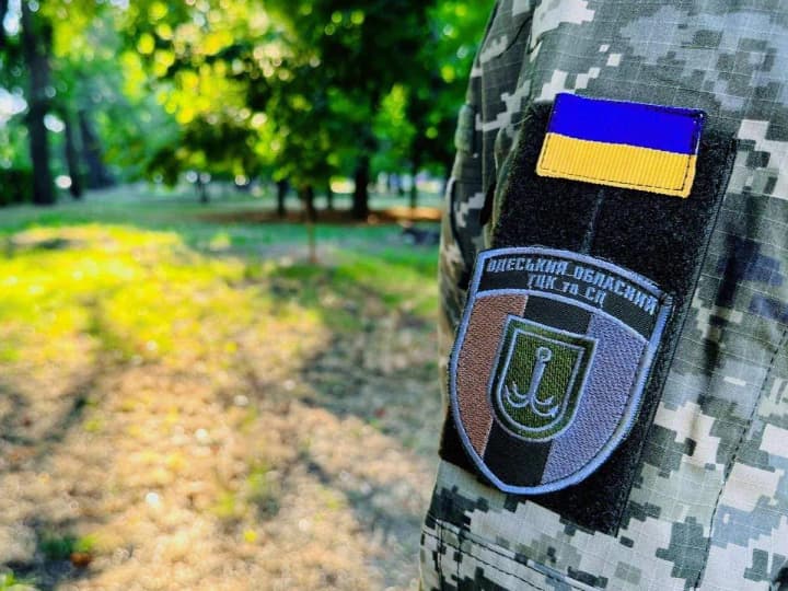 In Odessa, the driver dragged an employee of the shopping center to the door of the car