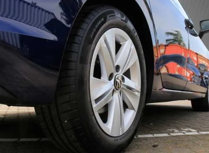 Імпорт вживаних авто в Україну впав на третину: які марки обирають українці