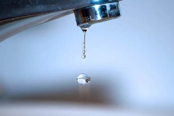 В одном из районов Киева произошел порыв трубы: четыре дома без воды, движение транспорта ограничено