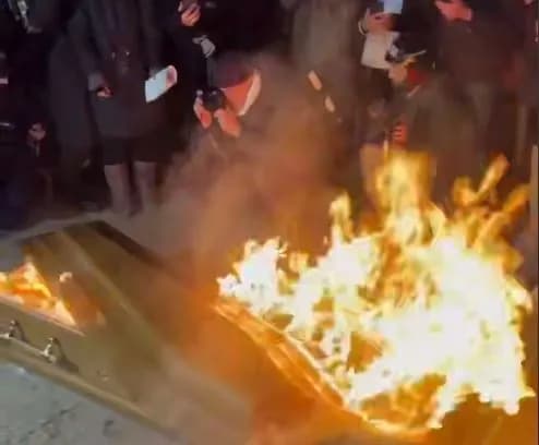 A coffin with the image of the oligarch Ivanishvili was burned near the Georgian parliament