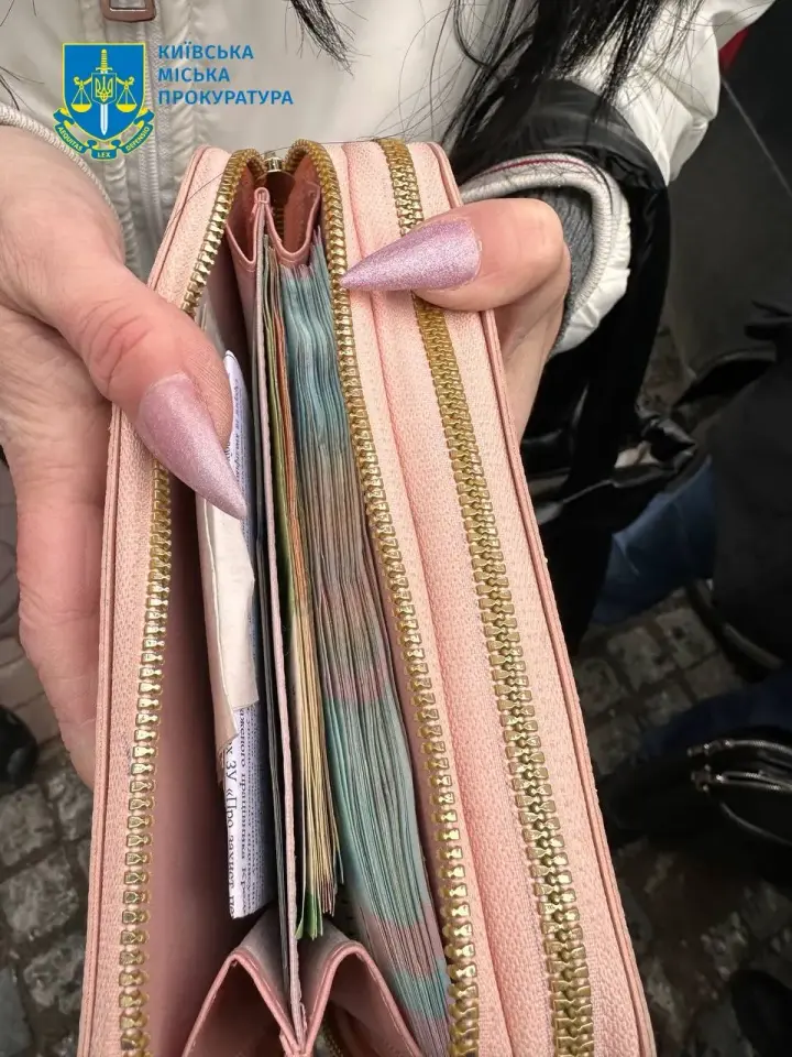 В Киеве мошенница обманула пенсионерку на более 380 тысяч гривен