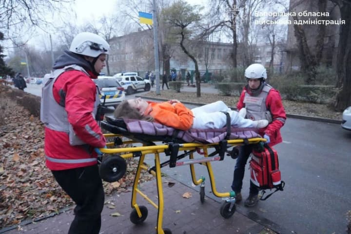 Russia's strike on Zaporizhzhia: private clinic destroyed, number of victims growing