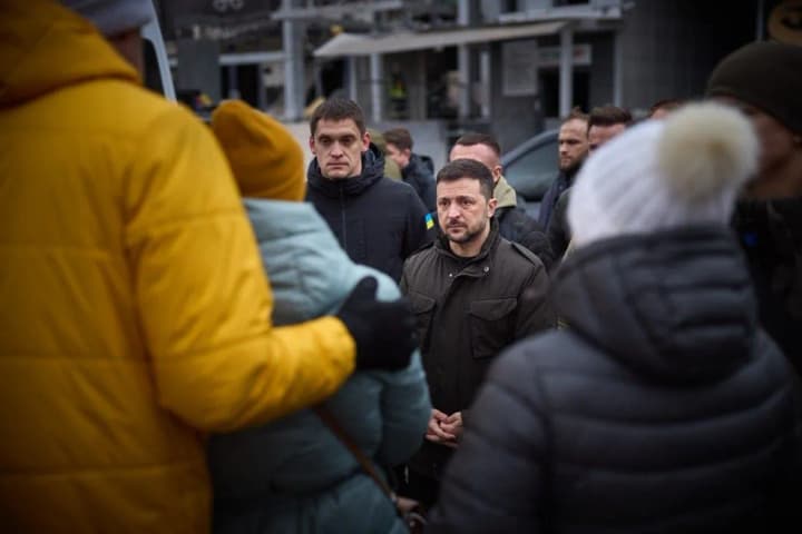 Zelenskyy visits site of missile attack in Zaporizhzhia: orders to find new premises for hospital