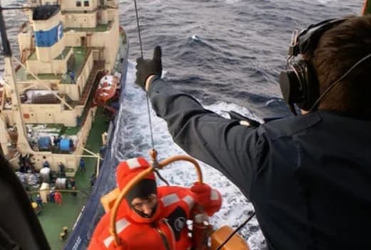 У росії заявили про "успішну евакуацію" екіпажу з нафтового танкера "Волгонефть 239"