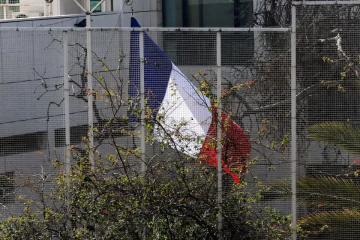 France returns flag to embassy in Damascus