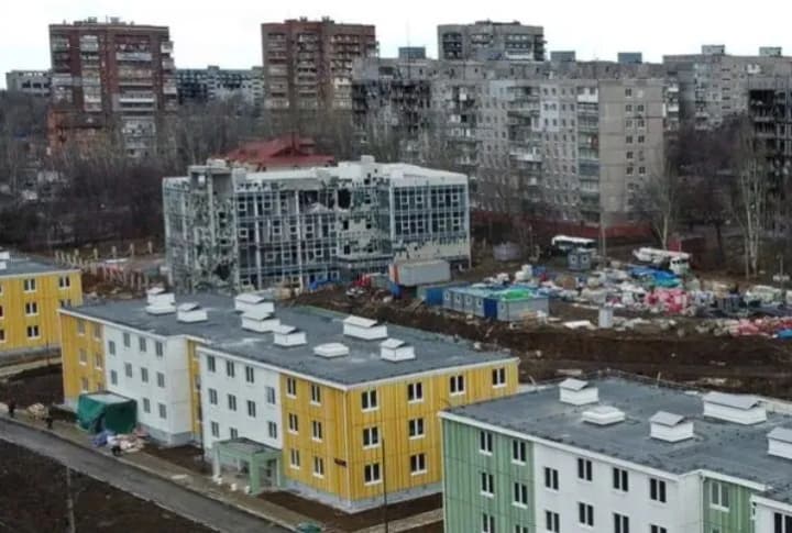 оккупанты выдают ордера на «бесхозные квартиры» жителям Мариуполя: что происходит с жильем