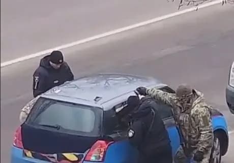 They tried to “smoke out” a man and gassed the car: a scandalous video of the TCC's actions near Kyiv has appeared online