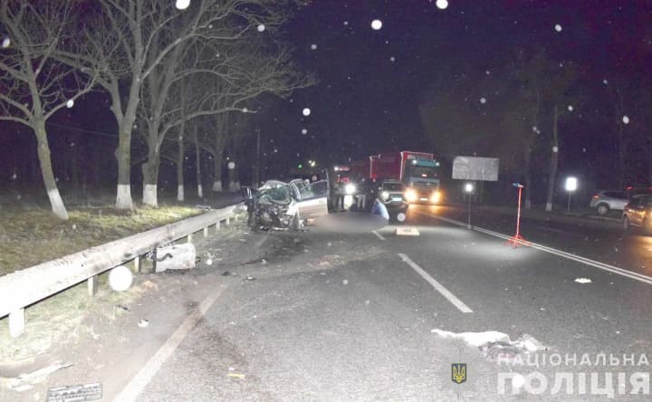 На Вінниччині легковик врізався у вантажівку на зустрічній: троє загиблих, четверо поранених