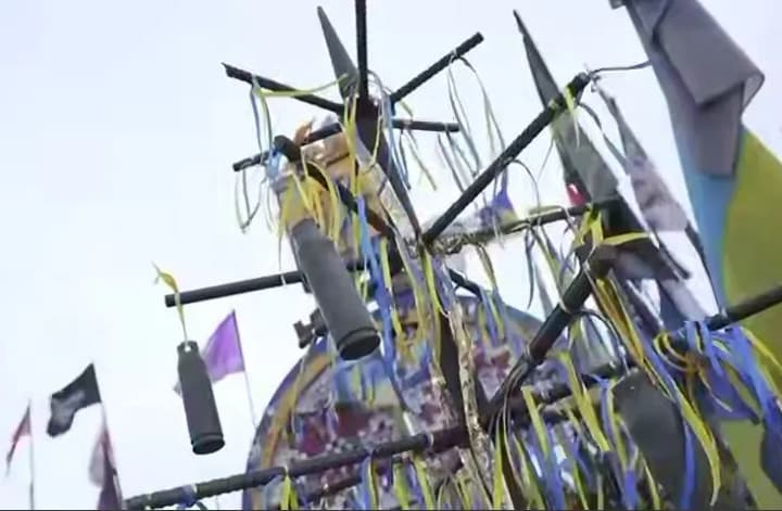 Арматура, гильзы, металл и патриотические ленты: как выглядит главная елка страны на въезде в Донецкую область